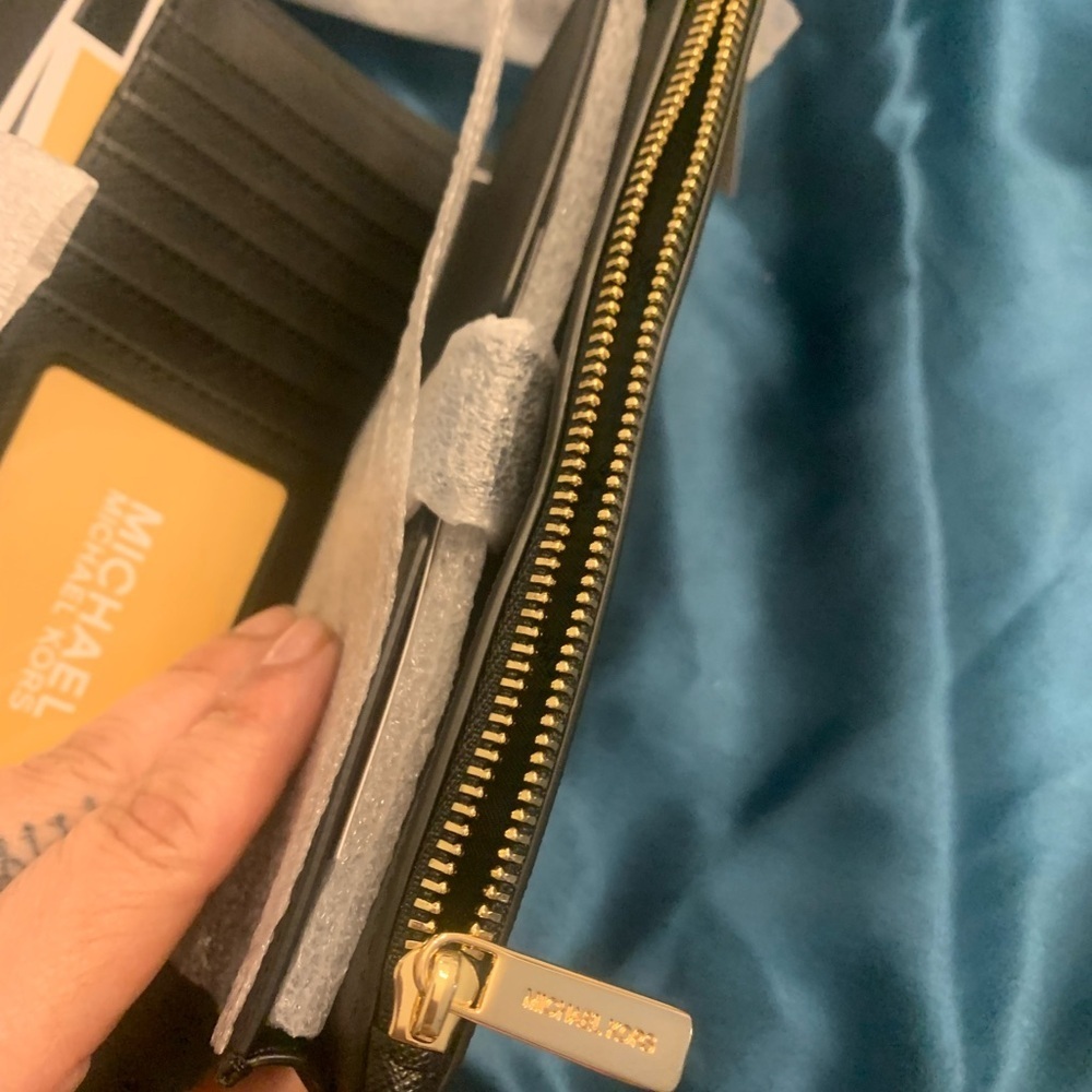 Michael Kors Jet Set Black Travel Wallet NWT - Picture 6 of 10